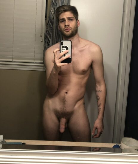 Nude hottie in the mirror