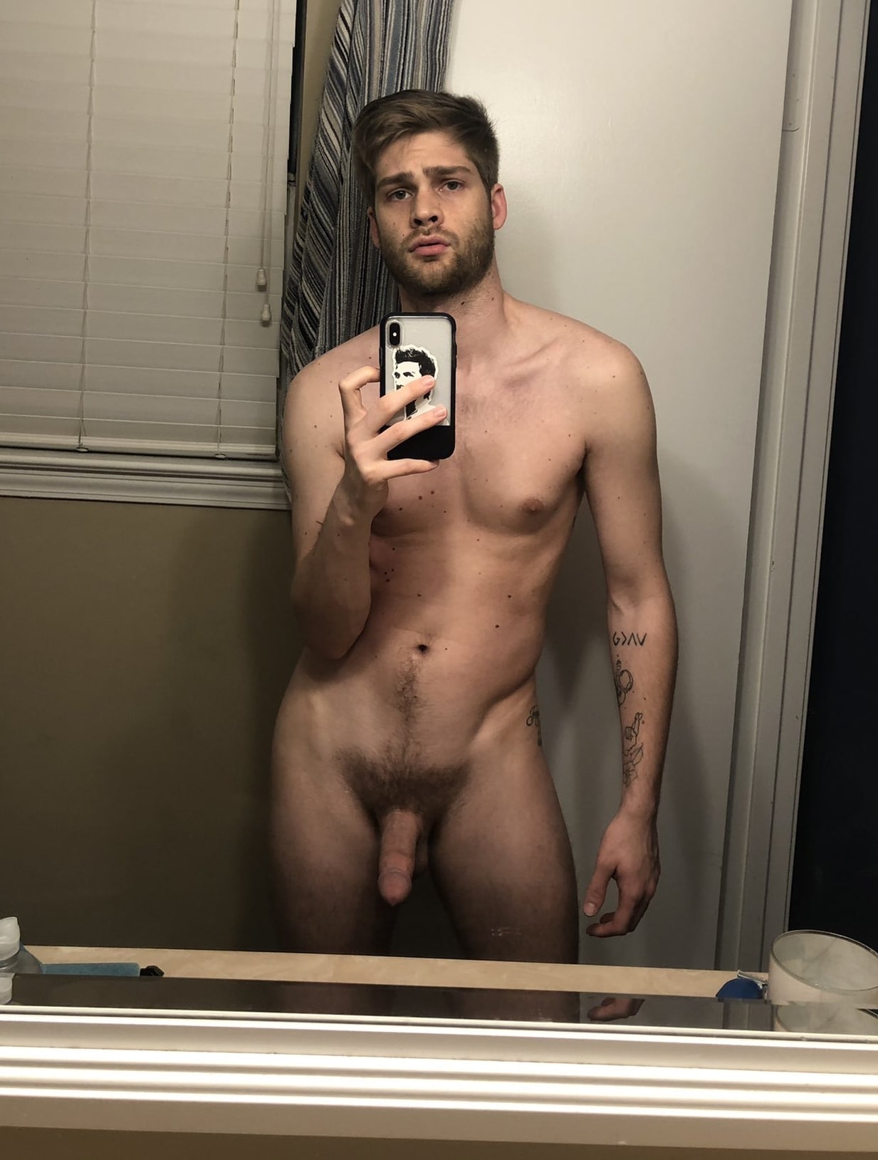 Nude hottie in the mirror - Hairy Dick Pics